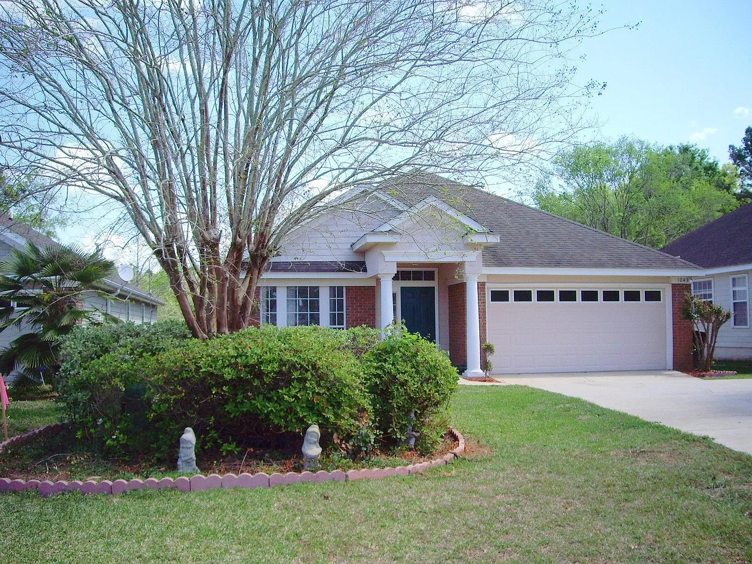 4 bed, 1955 sqft, $2,400 — Photo 2
