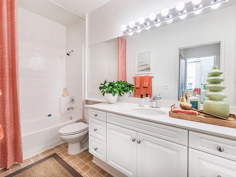 Woodbury Square Apartment Homes — Photo 16
