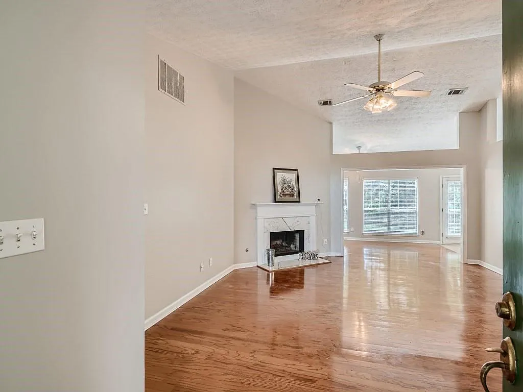 3 bed, 1801 sqft, $2,450 — Photo 2