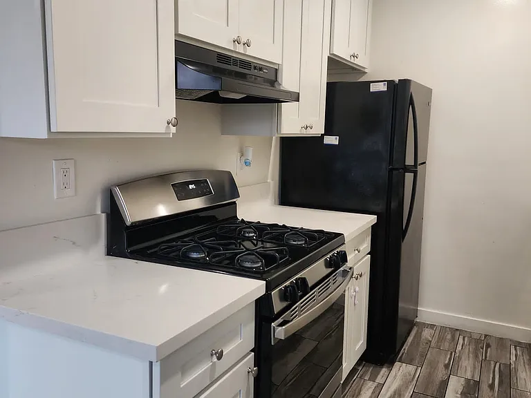 5179 Fountain Ave #8 — Photo 3