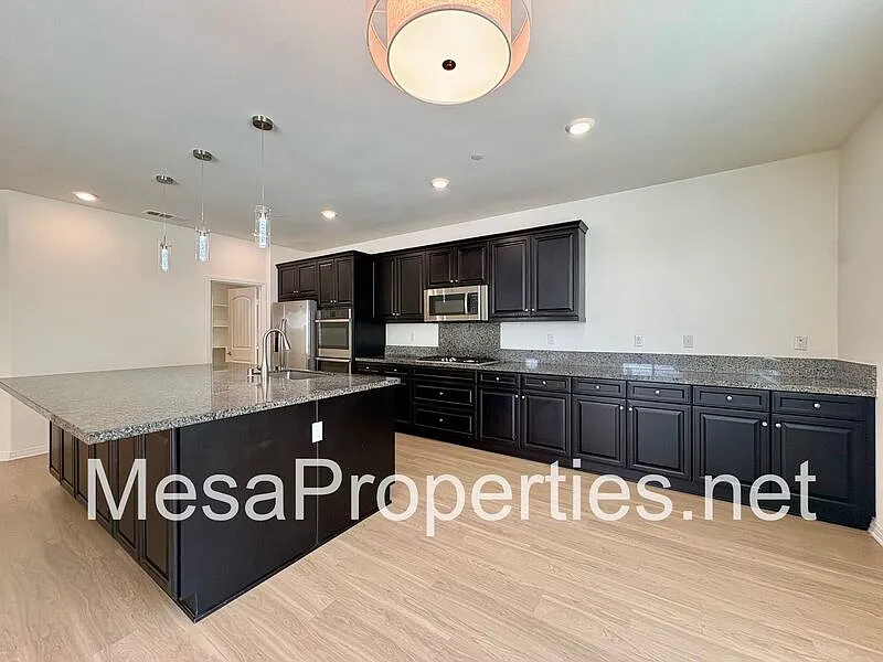 5 bed, 3.0 bath, 2765 sqft, $4,300 — Photo 4