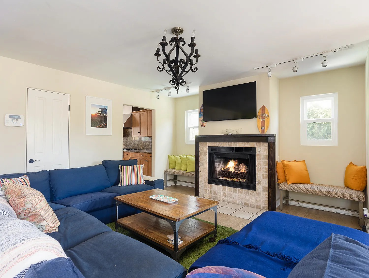 5 bed, 5000 sqft, $9,995 — Photo 2