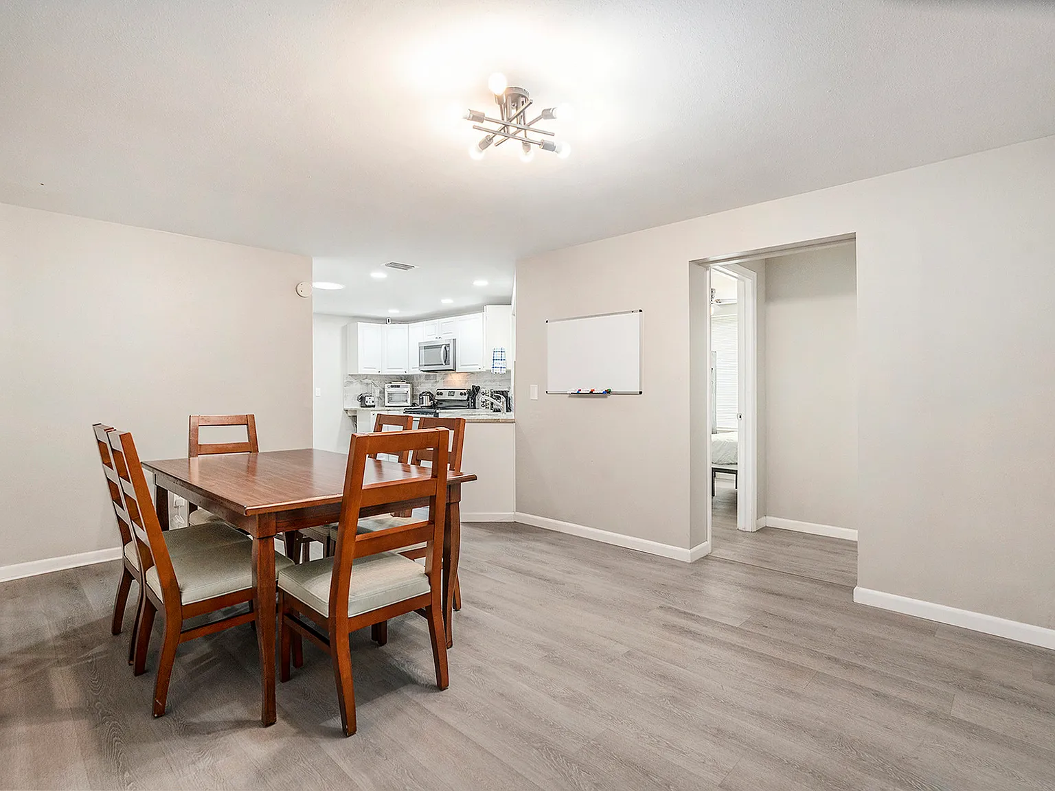 7 bed, 2321 sqft, $823 — Photo 2