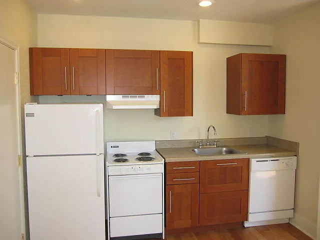 100 Elm St — Photo 2