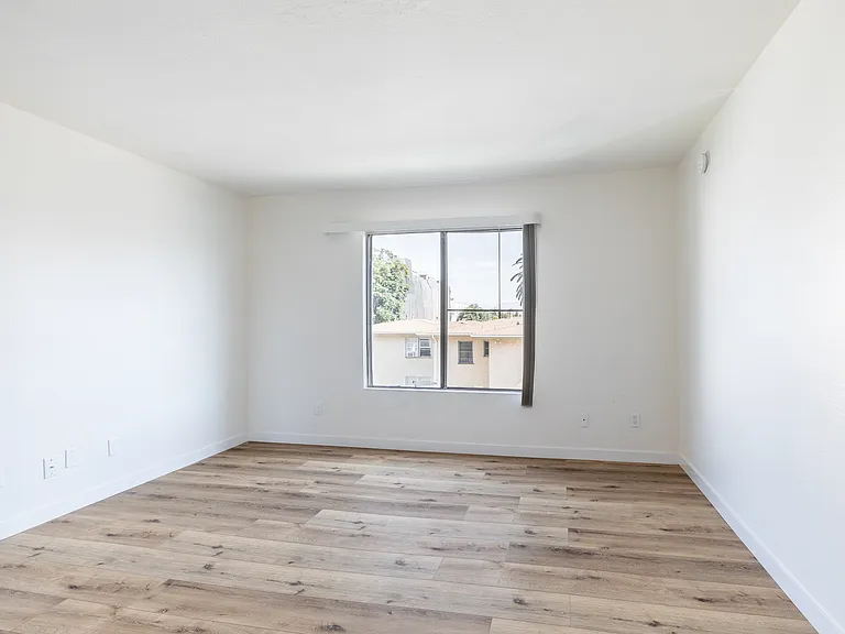 5257 Willowcrest Ave — Photo 6