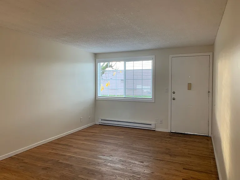 C2402 - Maple Court Apartments — Photo 5