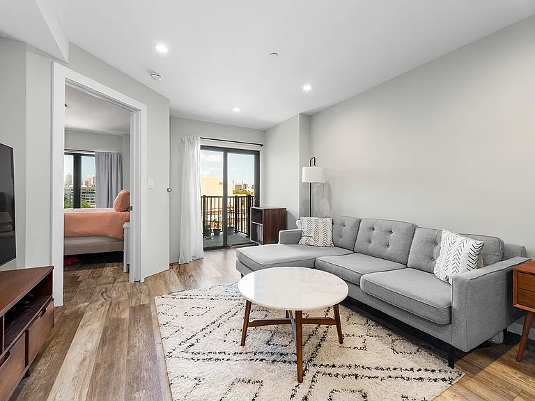 30-82 Crescent St #4C — Photo 1