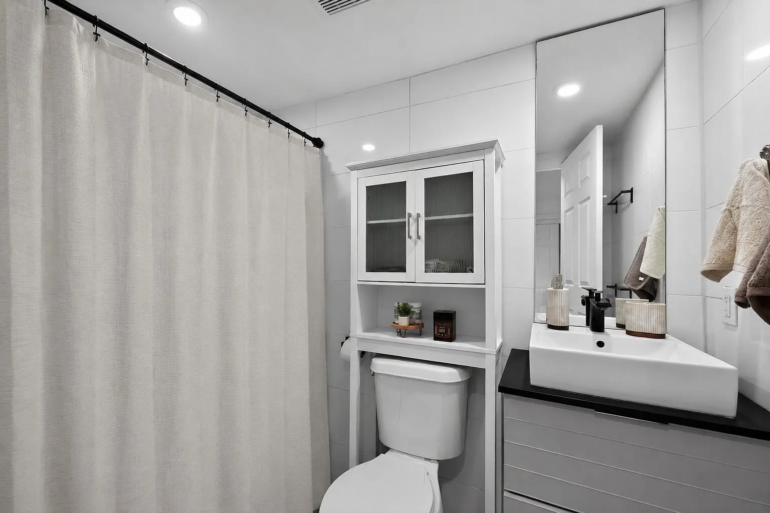 2 bed, 2.0 bath, 7130 sqft, $3,600 — Photo 2