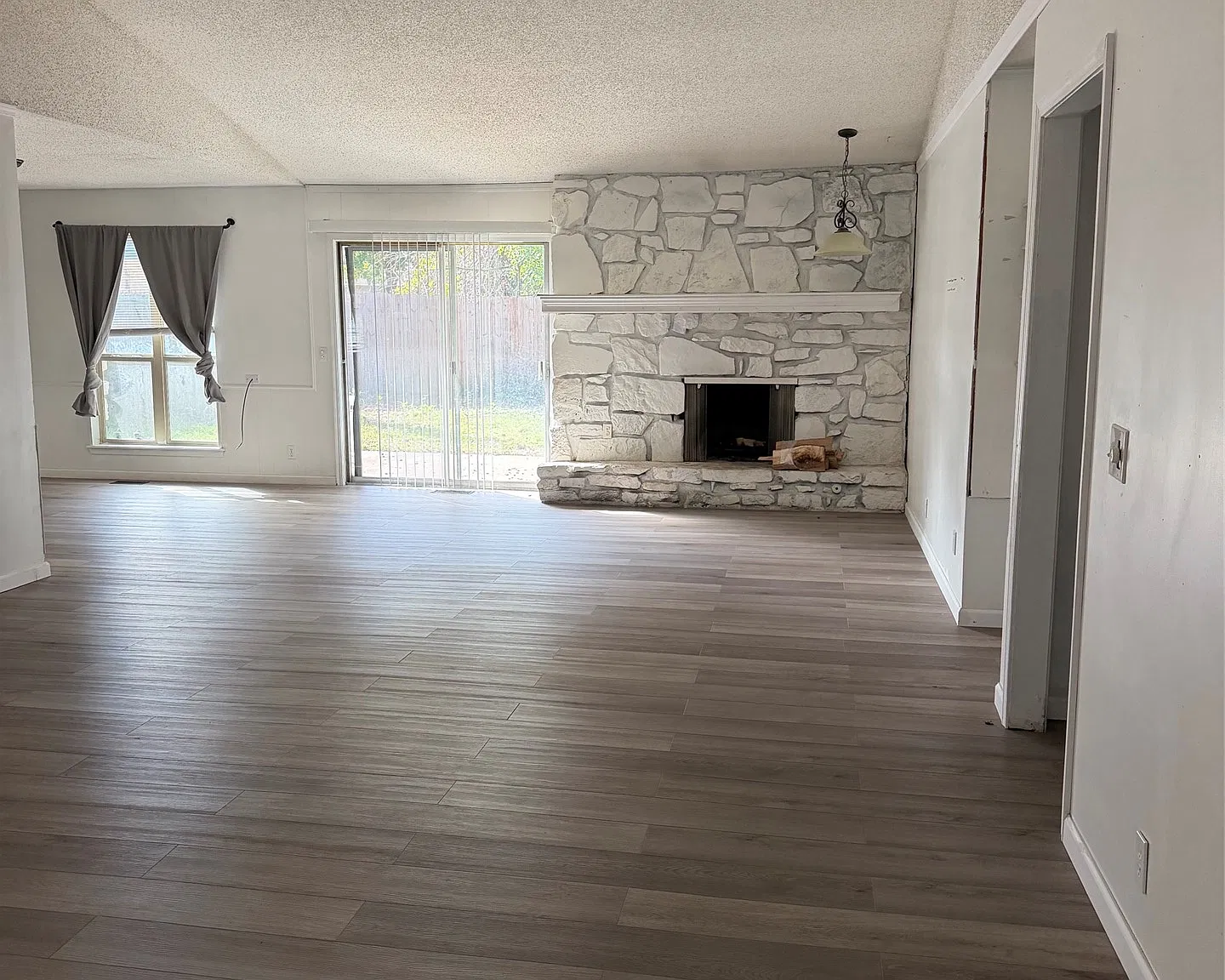 4 bed, 2.0 bath, 2046 sqft, $2,000 — Photo 2