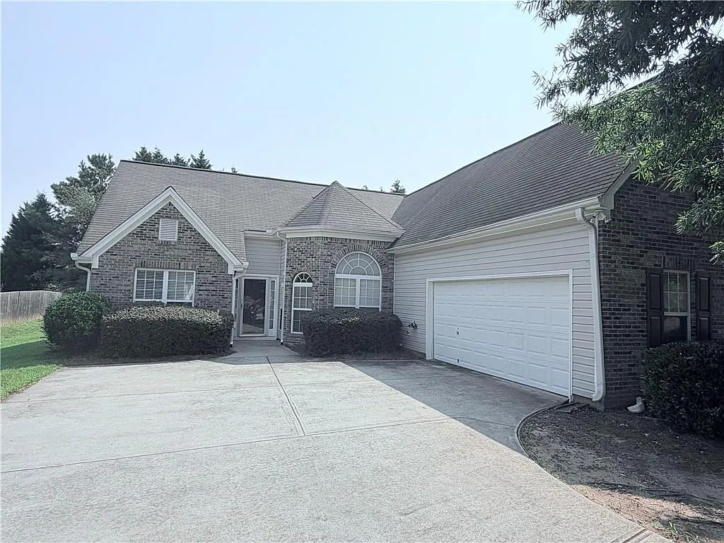 4 bed, 2.0 bath, 1851 sqft, $2,300 — Photo 2