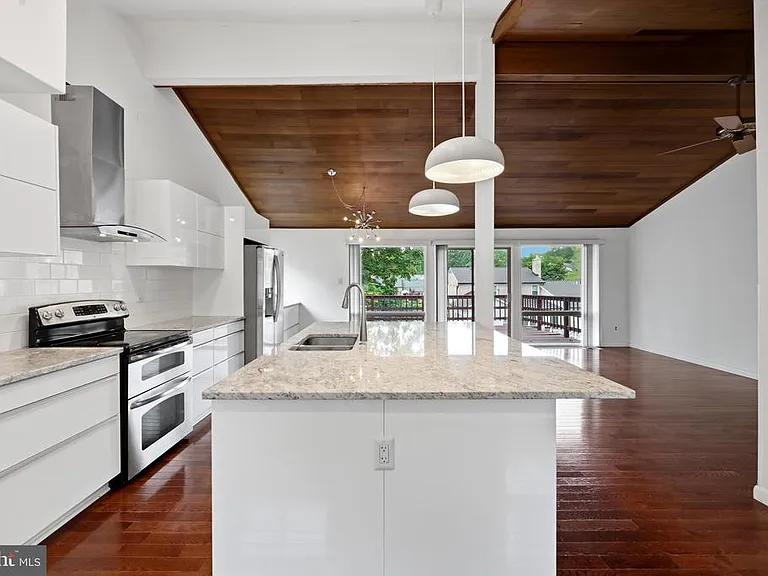 8811 Burbank Rd — Photo 11