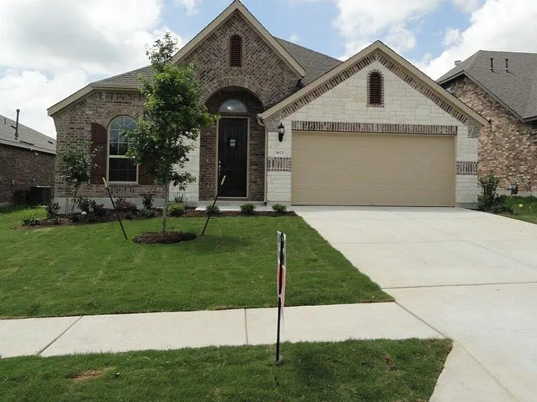 5672 Corsica Loop — Photo 1