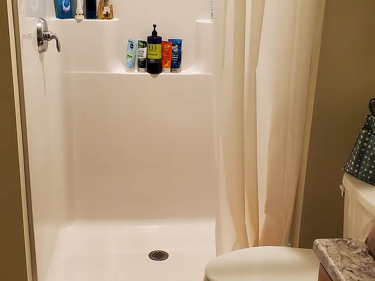 Full bath, tile floor