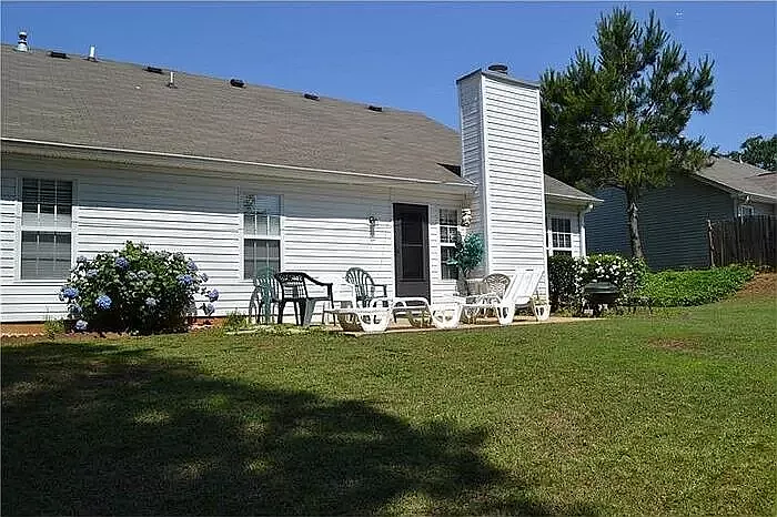 4 bed, 2570 sqft, $2,700 — Photo 2