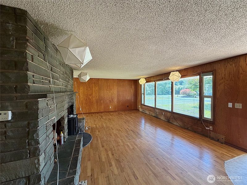 4th image of 821 Danielson Road