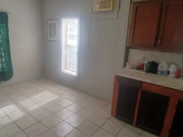 526 Sterling St, San Antonio, TX 78220