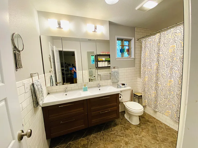 209 E Harold St — Photo 11