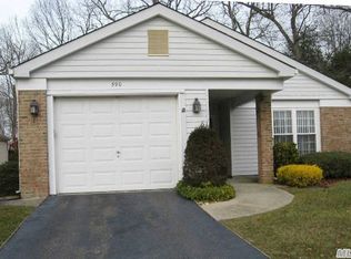 590 Kingston Dr, Ridge, NY 11961