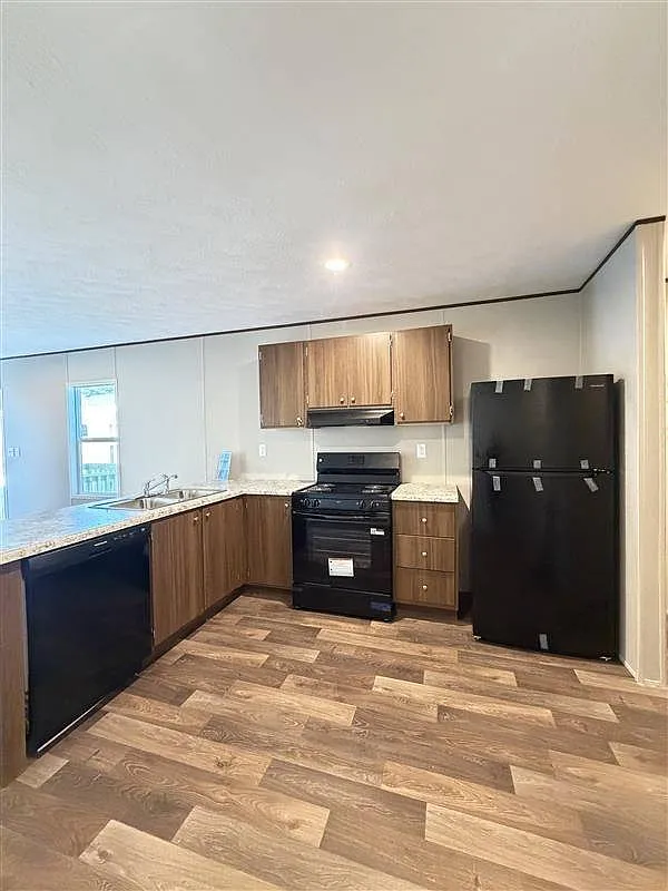 3 bed, 2.0 bath, 924 sqft, $1,600 — Photo 2