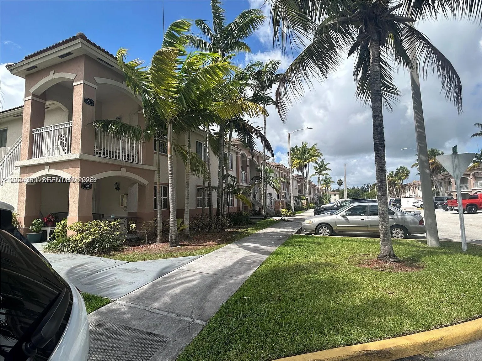 Venetia Gardens Condo — Photo 4