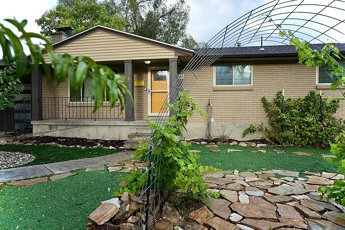 4 bed, 4.0 bath, 2392 sqft, $4,600 — Photo 1