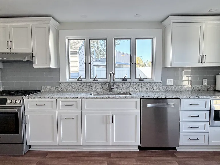 114 Lafayette Rd — Photo 2