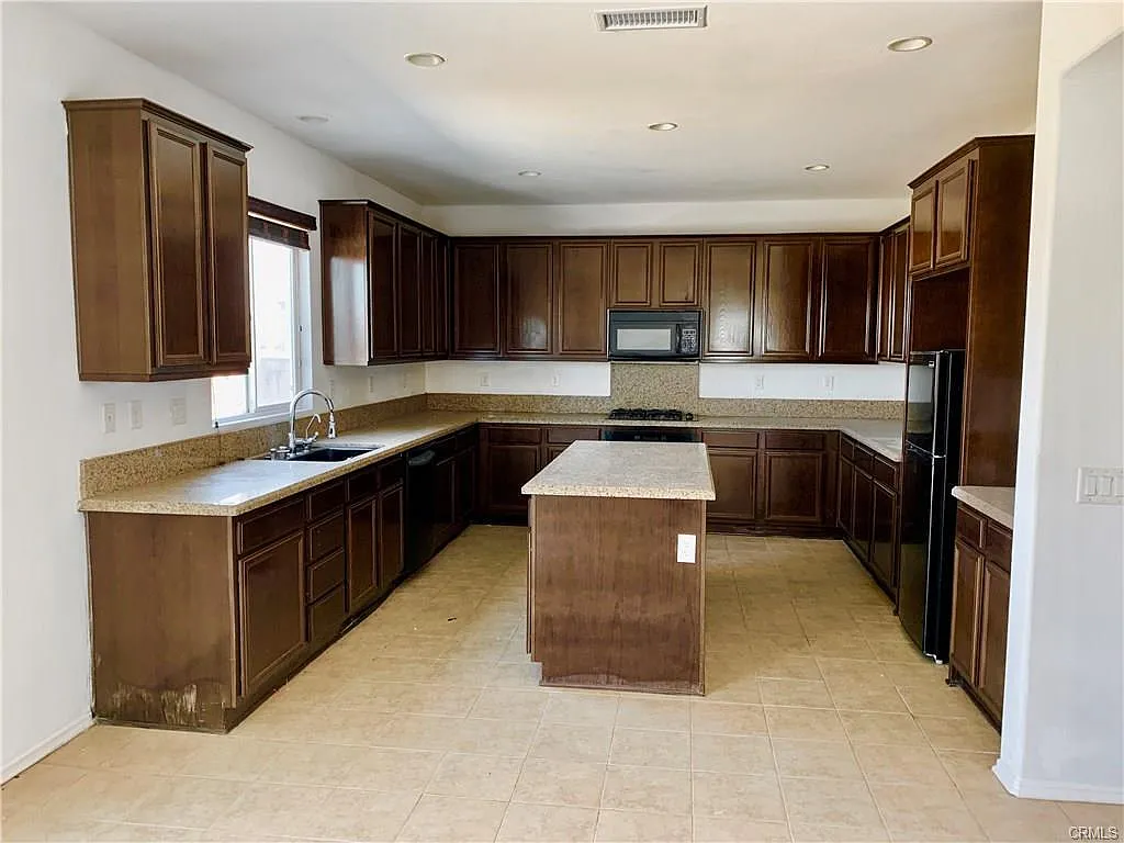 4 bed, 2817 sqft, $3,200 — Photo 4