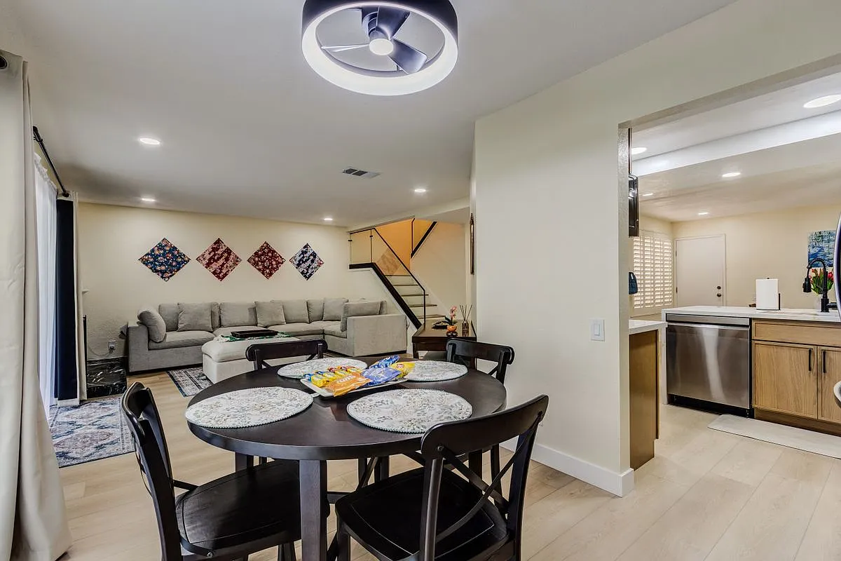 4 bed, 3.0 bath, 1578 sqft, $5,800 — Photo 2