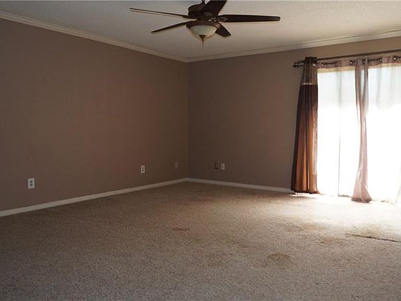 3rd image of 616 Oakridge Cir