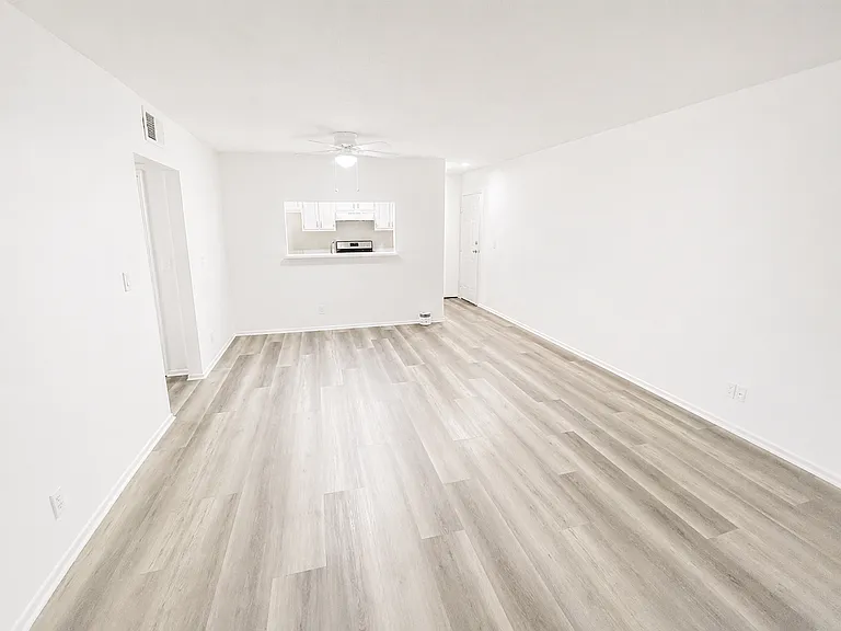 15020 Burbank Blvd — Photo 5