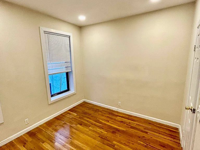 608 E 9th St #9 — Photo 10