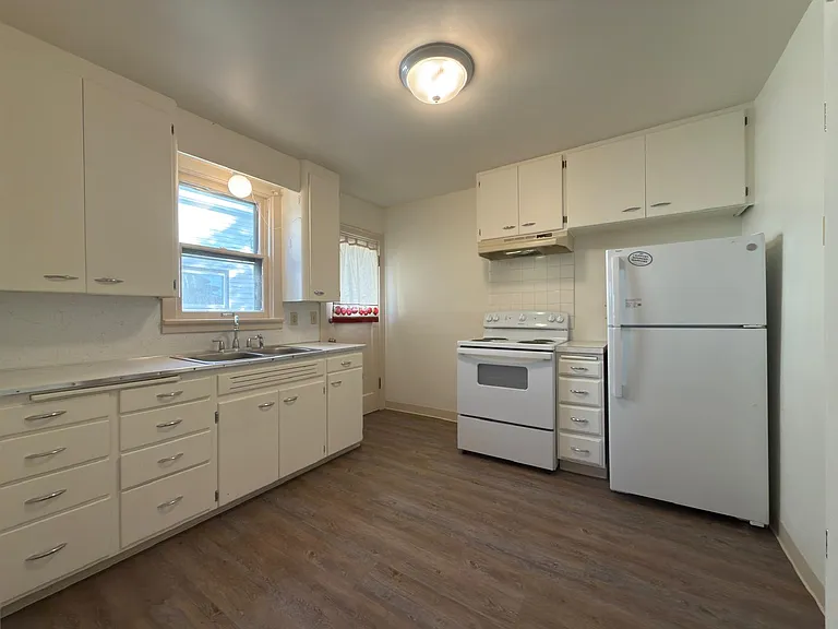 320 E Indiana Ave #B — Photo 3