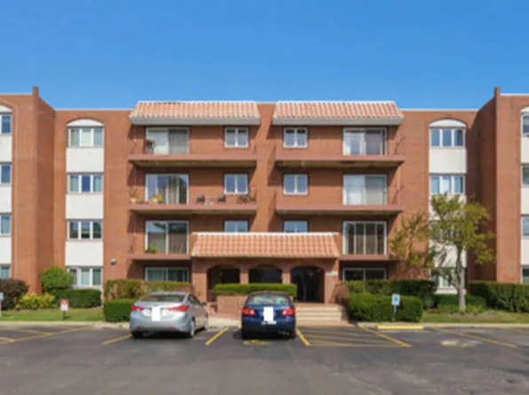 2066 Saint Johns Ave APT 102, Highland Park, IL 60035