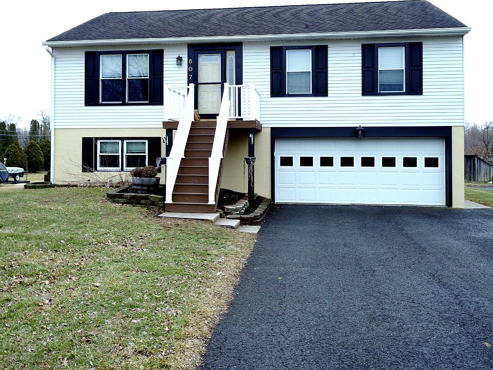 1st image of 807 Terrace Dr
