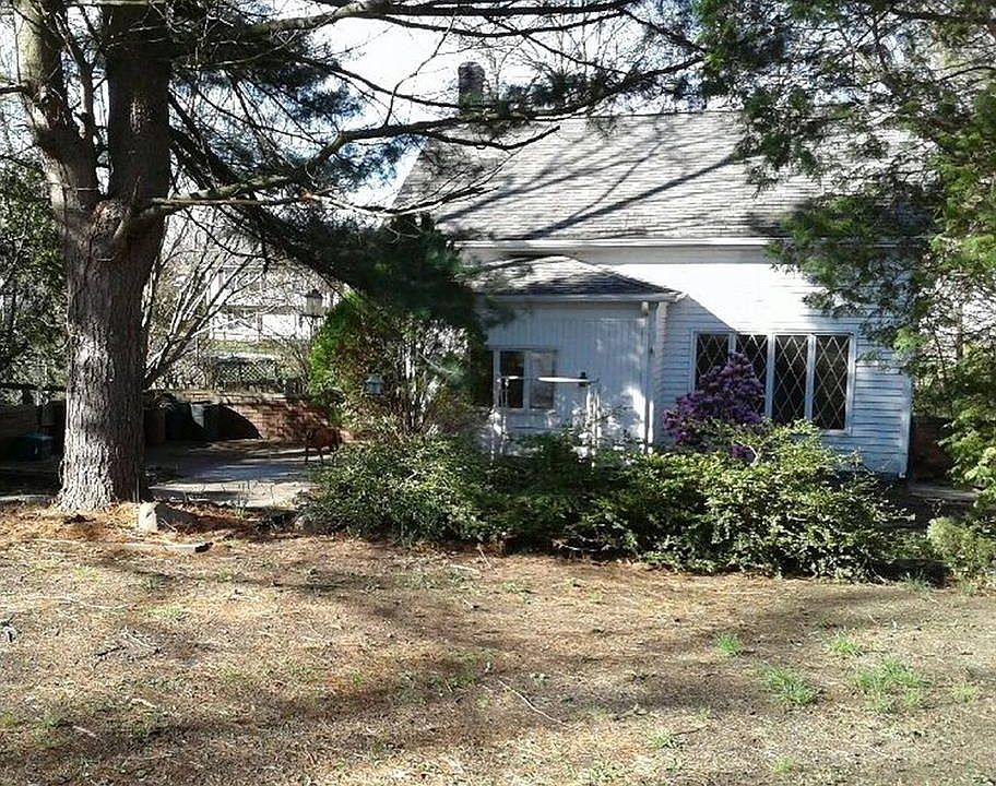 1st image of 215 Pawtucket Ave