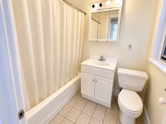 2nd image of 27 Queensberry St #10R