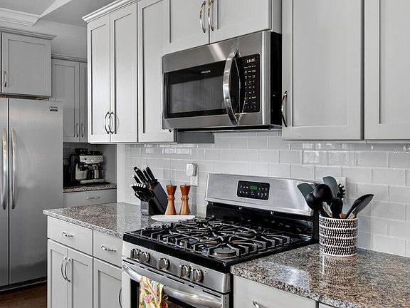 5th image of 377 Turnstone St