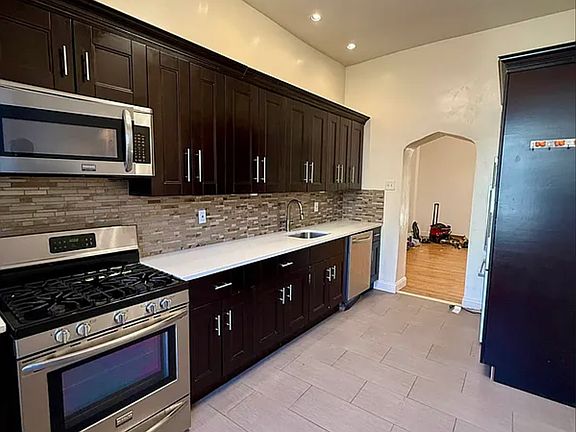 2nd image of 627 Willoughby Ave #2F