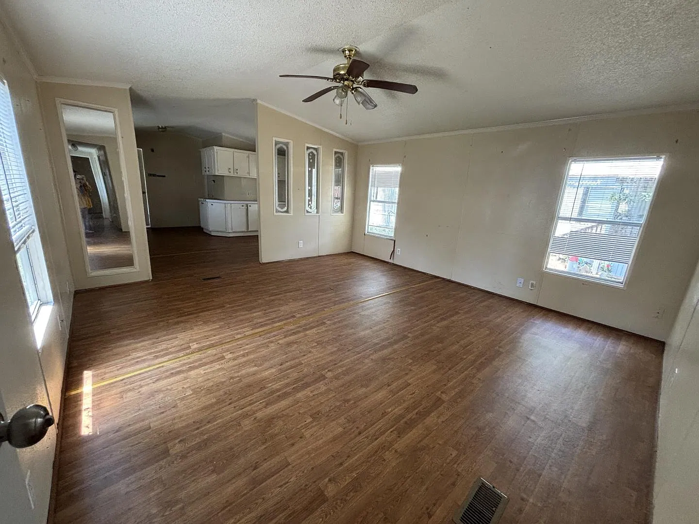3 bed, 1275 sqft, $700 — Photo 2