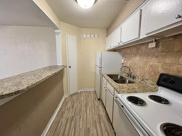 Heather House Apartments — Photo 38