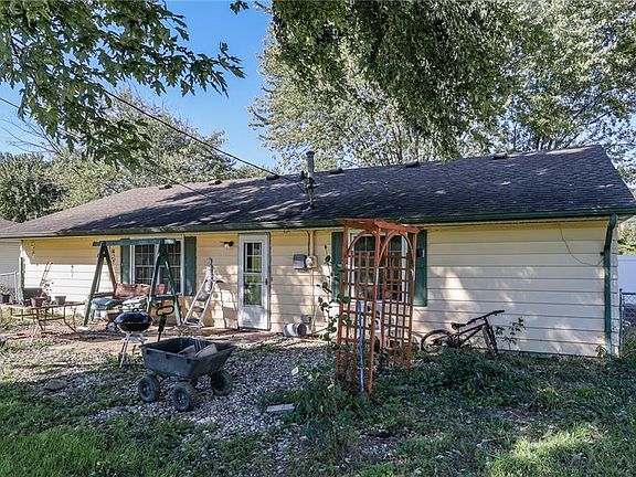 3rd image of 465 Maple Ct