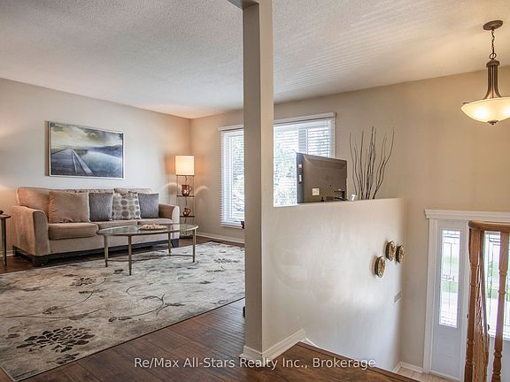 5th image of 39 Applewood Cres