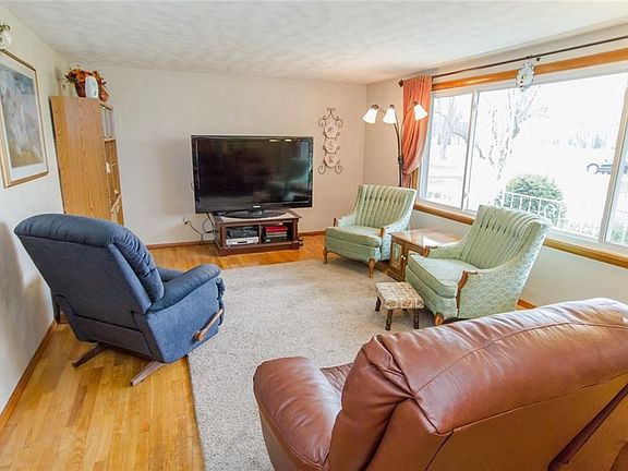 3rd image of 6855 Woodlane Dr
