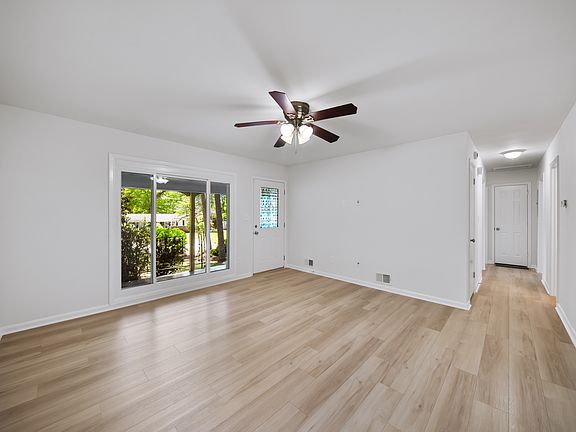 4th image of 1009 Azalea Cir