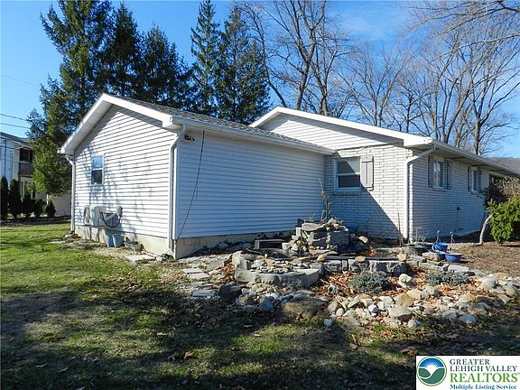 4th image of 1055 Pine Tree Dr