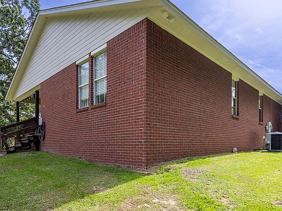 4th image of 353 Delta Dr W