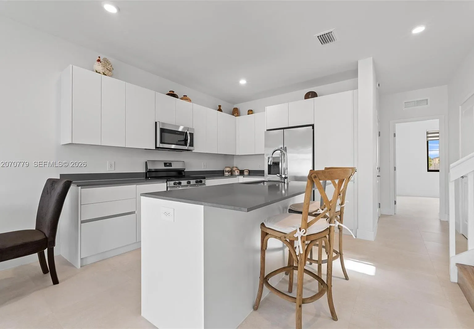 4 bed, 1760 sqft, $3,000 — Photo 3