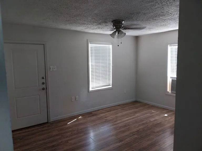 5006 Avenue M — Photo 16