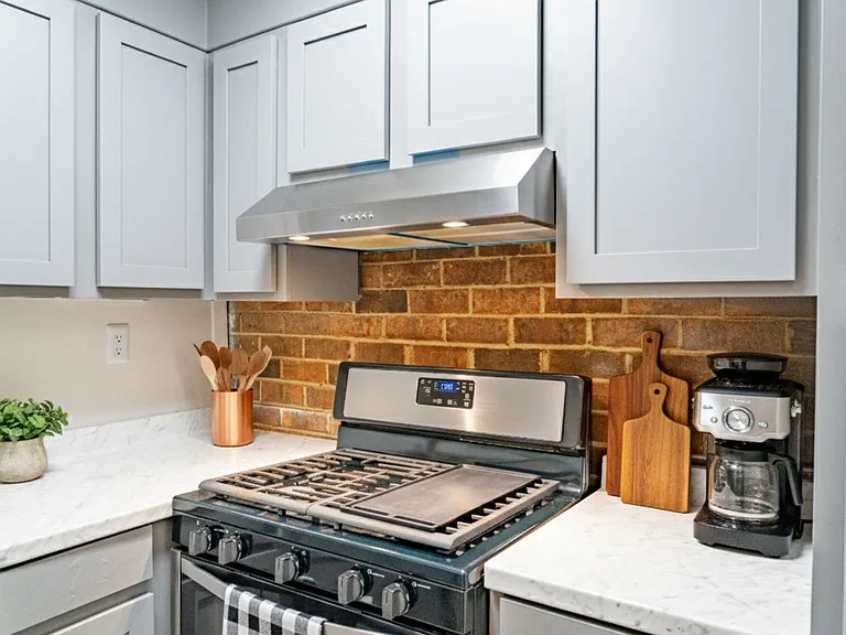 Chateau Apartments — Photo 11