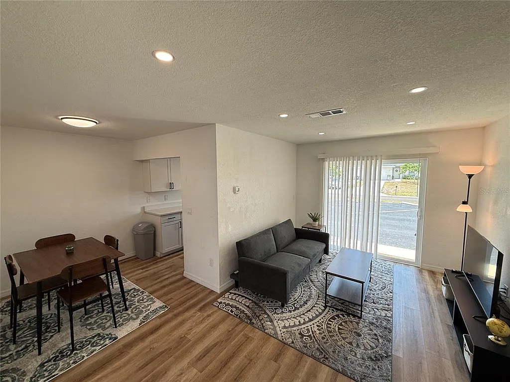 1 bed, 1.0 bath, 815 sqft, $950 — Photo 3